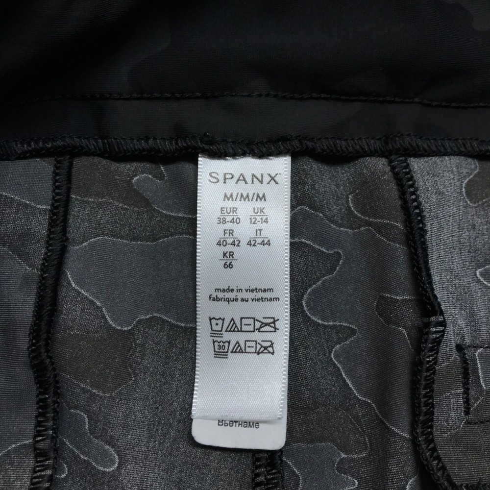 Spanx Sunrise Shorts Womens Size M Black Camo Lightweight Pull on Stretch Casual - Picture 3 of 11